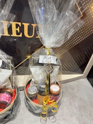 deux paniers contenant différents types d'aliments