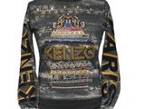 un pull noir orné de lettres dorées et d'une couronne