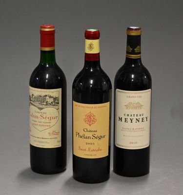 trois bouteilles de vin posées l'une à côté de l'autre sur une table