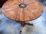 une table ronde avec un plateau circulaire dans une pièce