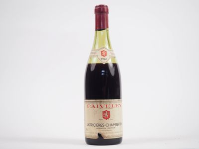 une vieille bouteille de vin rouge posée sur une table blanche