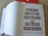 une personne tenant un livre sur lequel figurent des timbres