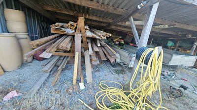 un tas de bois posé par terre à côté d'un autre tas de bois