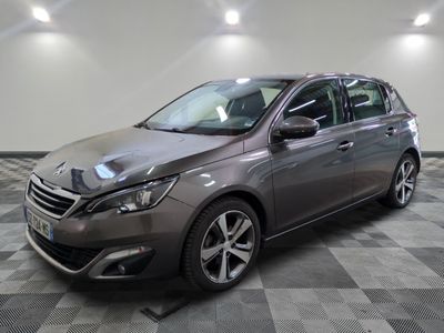 une photo d'une voiture grise dans un showroom