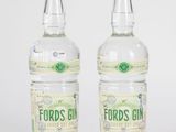 deux bouteilles de gin « Food » sur fond blanc