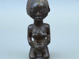 statue représentant une femme tenant un bébé dans ses bras