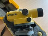 une boîte jaune posée sur une table et contenant un outil