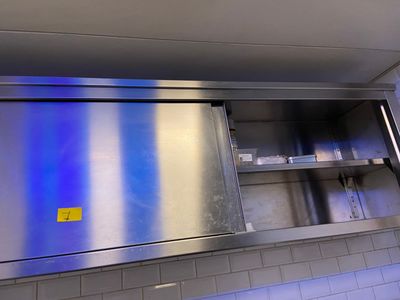une armoire en acier inoxydable équipée d'une lumière bleue
