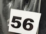 une main sur laquelle se trouve une bague portant un numéro