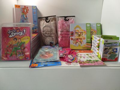 beaucoup de jouets d'enfants sur une étagère dans une pièce