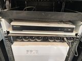 une photo d'un rack sur lequel sont posés tout un tas d'appareils électroniques
