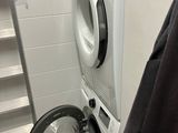 un lave-linge et un sèche-linge dans une petite pièce