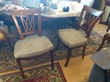 deux chaises placées devant une table
