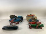 trois petites voitures posées sur une table