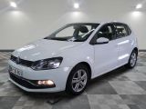 la volkswagen polo blanche est garée sur un carrelage à carreaux