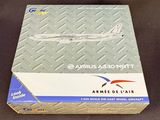 La boîte d'un modèle réduit d'avion est posée sur la table.