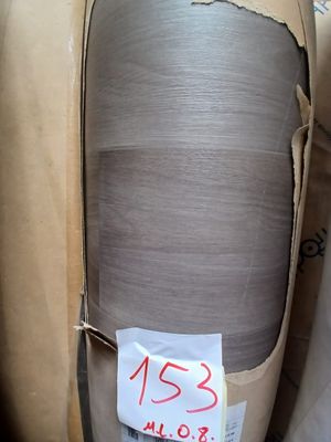 un sac en papier posé sur une table à côté d'une paire de chaussures