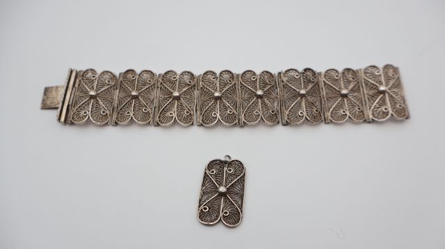Bracelet articulé filigrané (vraisemblablement en argent, non en ...