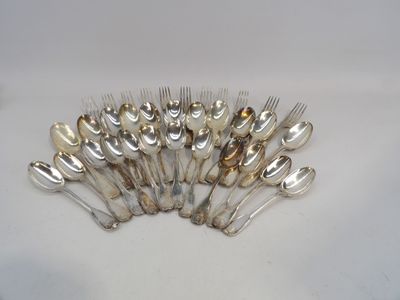 un grand nombre de cuillères et de fourchettes en argent disposées en cercle