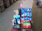 de nombreux cartons empilés sur une palette dans un entrepôt