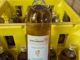une caisse jaune remplie de bouteilles de vin et une bouteille de vin