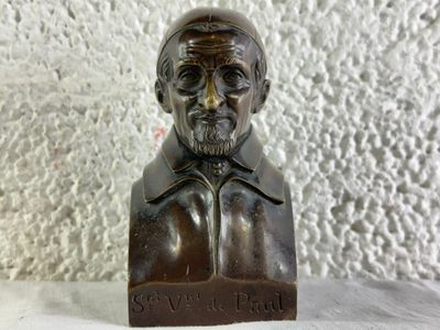 statue of a bust of a man with a beard and a hat