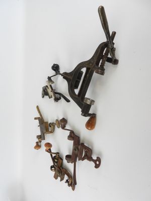 tout un tas de vieux outils qui traînent sur la table
