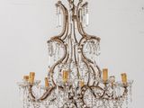 une image d'un lustre suspendu au plafond d'une pièce