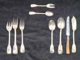 beaucoup de cuillères et de fourchettes en argent sur la table