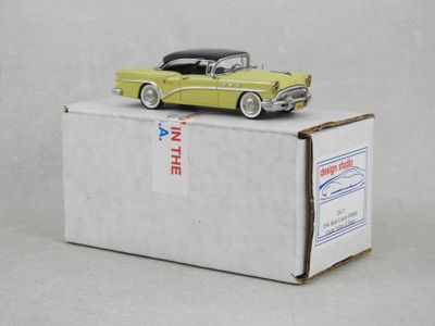 une petite voiture jaune posée sur une boîte