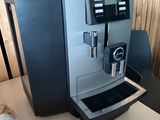 une machine à café posée sur une table