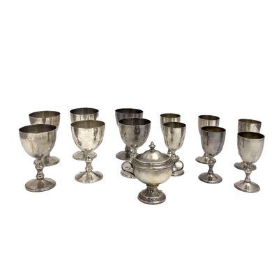 un ensemble de gobelets et de tasses en argent sur fond blanc