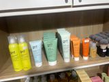de nombreux types de produits de soin de la peau sur une étagère