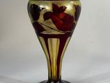 un vase avec un motif floral posé sur une table