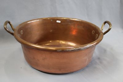 une vieille casserole en cuivre avec des poignées, sur fond blanc