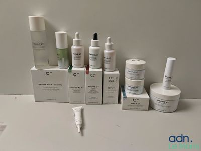 de nombreux types de produits de soins de la peau sur une table