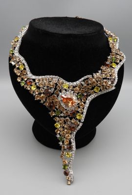 Beau collier fantaisie en Strass, monture métal.