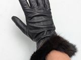 des gants en cuir noir avec des poignets en fourrure, portés par une femme
