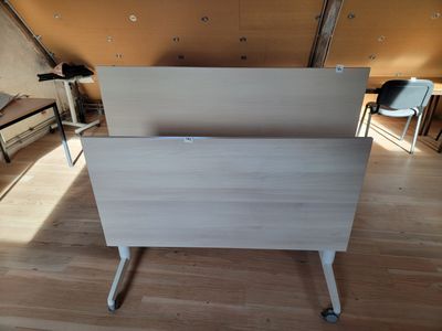 un bureau blanc avec un plateau en bois dans une pièce