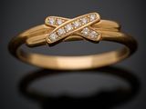 une bague en or avec des diamants sur fond noir