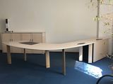 une pièce avec une table, des chaises et une plante à l'intérieur