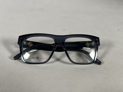 une paire de lunettes noires posée sur une table