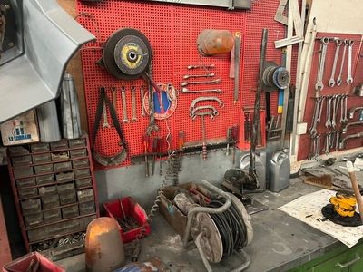 de nombreux outils accrochés au mur du garage