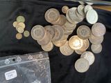 un lot de pièces de monnaie posées sur une table