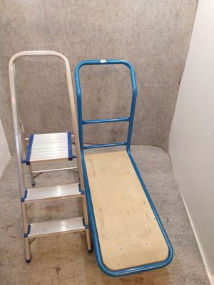 deux échelles et un escabeau dans un coin de la pièce