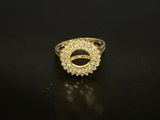 une bague en or jaune avec des diamants sur une surface noire