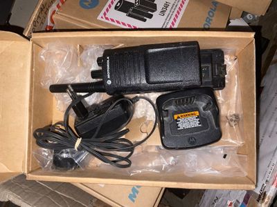 une boîte contenant une radio et un chargeur