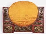une grande table ronde recouverte d'une nappe dorée