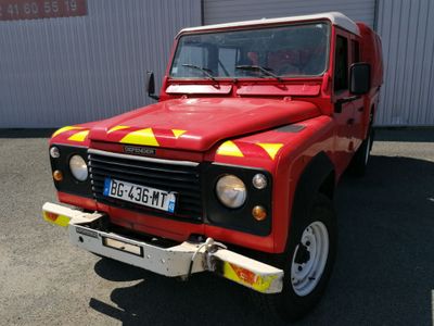 un camion rouge et jaune garé devant un immeuble