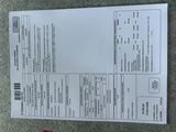 un gros plan d'un morceau de papier posé sur un tapis